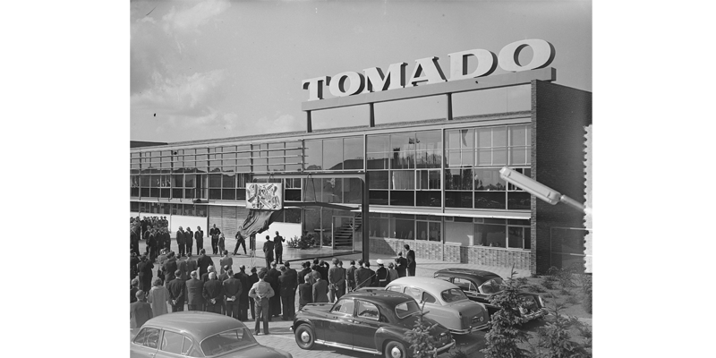 In 1955 vereert Prins Bernhard de nieuwe Tomado-fabriek te Etten-Leur met een bezoek. (Foto: Anefo. Bron: Nationaal Archief).
