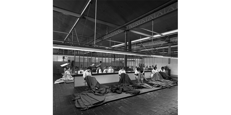 Stopsters in AaBe-fabriek (foto: Schmidlin. Bron: Regionaal Archief Tilburg)