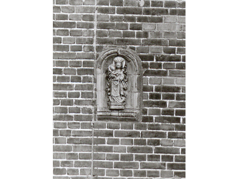 Mariabeeldje in de gevel van de fabriek in Schijndel (Foto: Wies van Leeuwen / Provincie Noord-Brabant. Bron: BHIC)