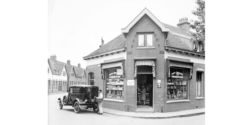Winkel van de coöperatie in Philipsdorp, Eindhoven (coll. Philips Company Archives)