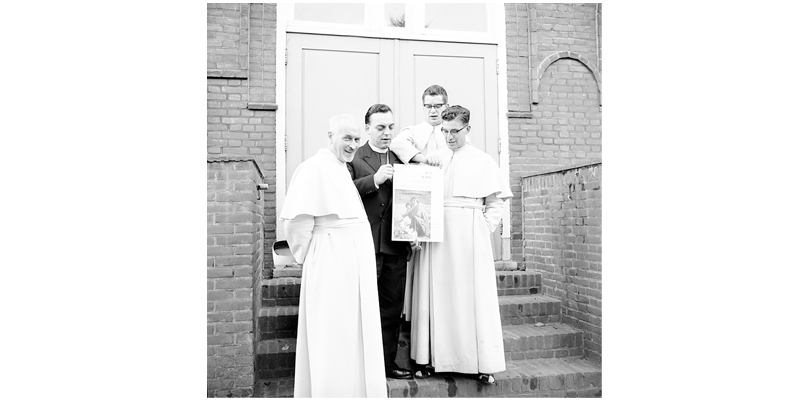 Vier priesters tonen de Algemene Missiekalender 1962