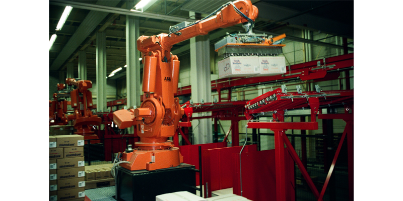 Robot in de fabriek (foto: © Johan van Gurp / BN De Stem. Bron: coll. Stadsarchief Breda)