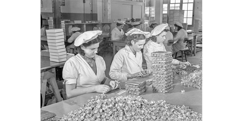 Inpakafdeling in Breda, 1941 (foto: © Philips Fotodienst Eindhoven. Bron: coll. Stadsarchief Breda)