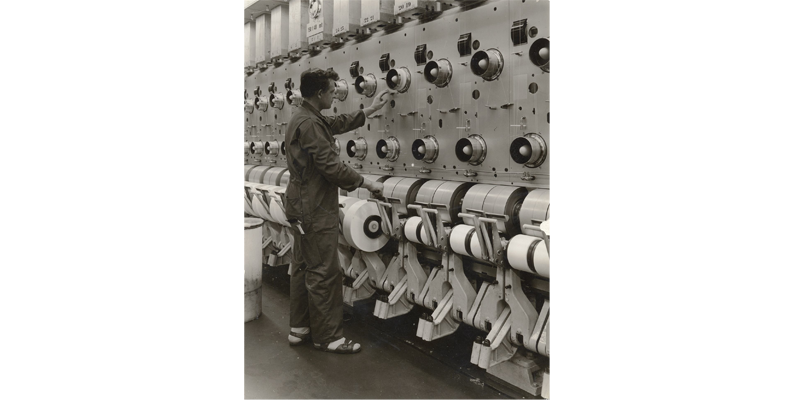 Opwikkelen van Terlenka (foto: Akzo fotografische dienst Arnhem. Bron: Stadsarchief Breda)