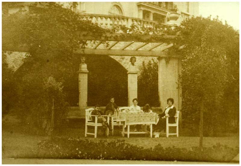 De tweeling van het echtpaar de Wit, met de gouvernante en mevrouw De Wit in de tuin van villa PEApark, z.j. (Bron: Regionaal Historisch Centrum Eindhoven)