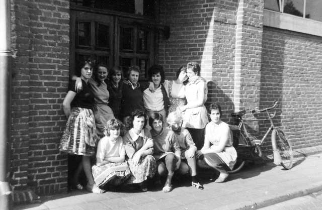 Personeel van Hatéma bij de hoofdingang van de fabriek in Deurne in 1963 (bron: Deurnewiki)