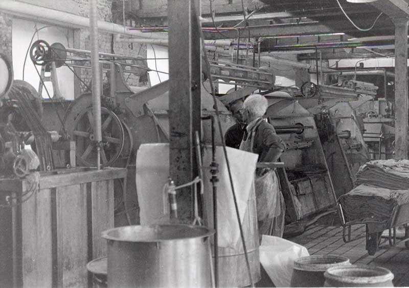 In de natappretuur/ververij van wollenstoffenfabriek George Dröge, 1980 (foto: © Joep Vogels. Bron: Regionaal Archief Tilburg)