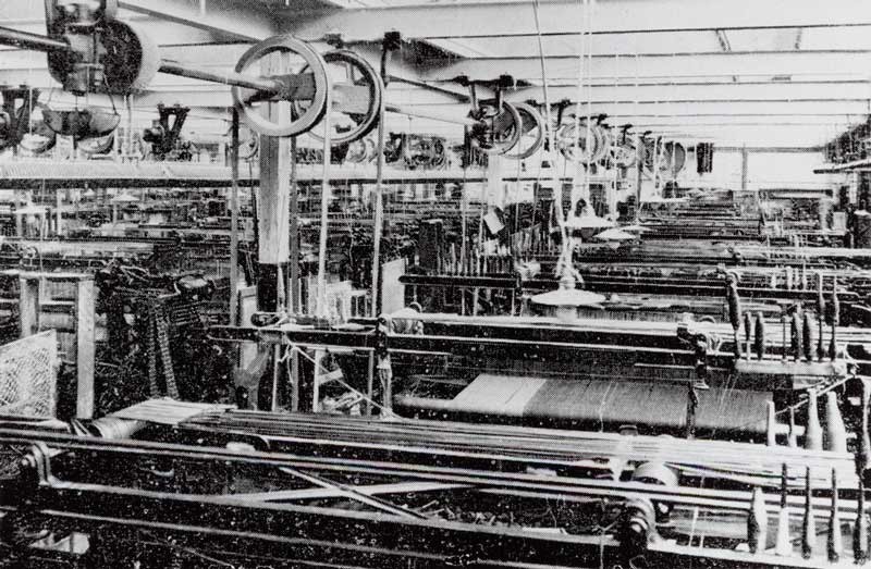 De weverij in 1925. De weefgetouwen hadden nog geen aparte motor, maar werden via een stangenstelsel centraal aangedreven (bron: Regionaal Archief Tilburg)